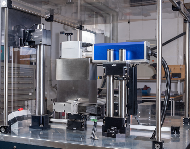 Practical example of a mechanical engineering application using uversa PEX-DS components for precise column mounting.