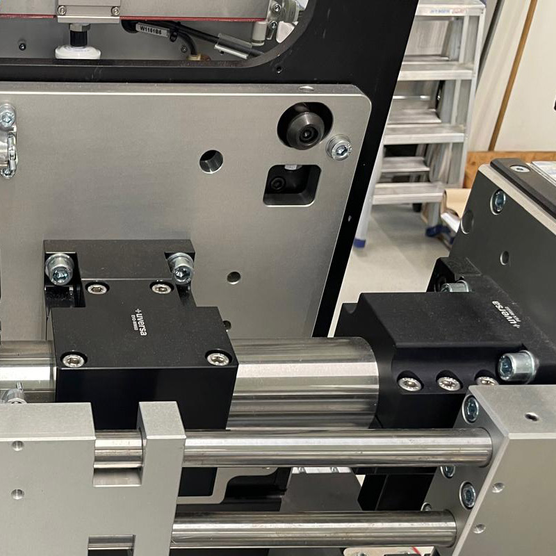 Practical example of a mechanical engineering application using uversa PEX-DS components for precise column mounting.
